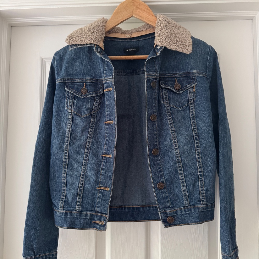 Classic denim trucker jacket with a cozy sherpa/teddy collar